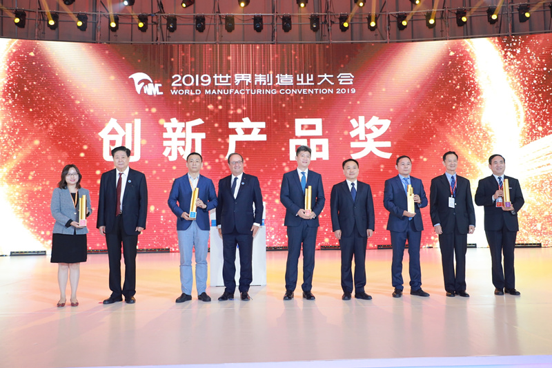 陜鼓集團黨委書記、董事長李宏安（右一）代表企業(yè)領(lǐng)取了創(chuàng)新產(chǎn)品金獎_副本.jpg